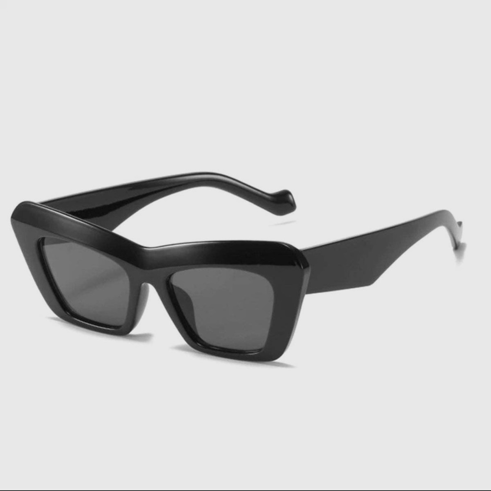 Delores 🕶️ Cat Eye Black Frame Sunglasses with black lenses